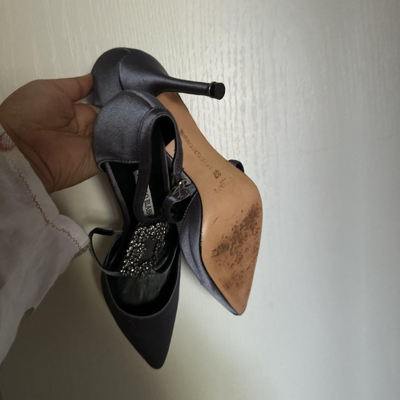 Manolo Blahniks, S37
Grey satin heels - Picture 3 of 3